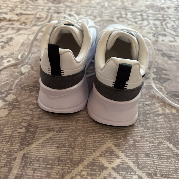 Nike White and Black air max nauxius - Picture 5 of 6